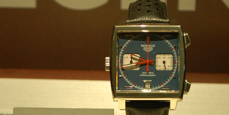 50 éves a TAG Heuer Monaco kollekciója, ami a világon az első automatikus kronográf volt és jellegzetes négyszögletes alakjáról is ismert. Népszerűségét tovább növelte, hogy Steve McQueen is viselte egy Hollywood-i produkcióban.